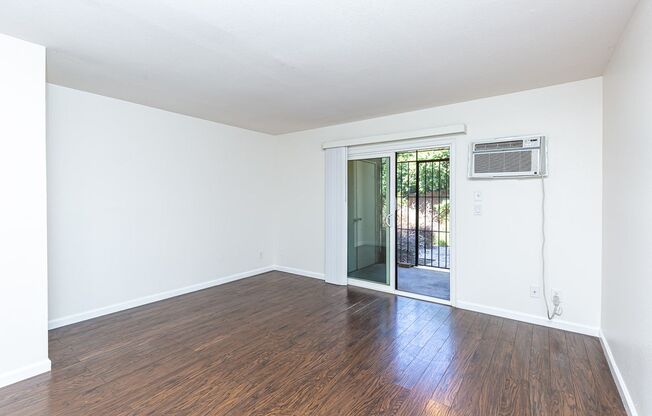 ++ $500 OFF 1st Month's Rent !! LIGHT & BRIGHT TOWNHOME, WASHER/DRYER IN UNIT, POOL & PET FRIENDLY!!!