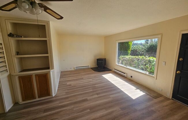 Comfortable 3/Bed-2 Bath Home with a Deck and Fenced Backyard