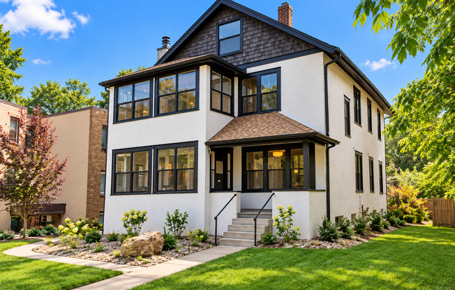 STUNNING RENOVATED 4 BEDROOM DUPLEX ON GRAND AVE – MOVE-IN SPECIALS!
