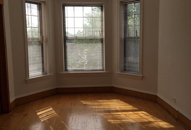 3637 N PAULINA