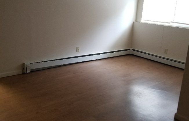 2 beds, 1 bath, 650 sqft, $800, Unit 03