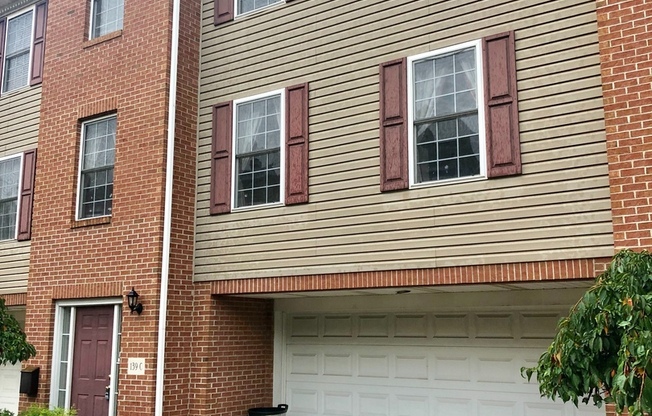 Beautiful 3 Bedroom Townhome In Bloomfield/Shadyside.  Ideal Location.  Available Late August.