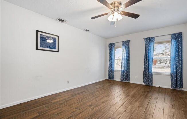 Cozy Duplex Unit with Fully Fenced Back Yard