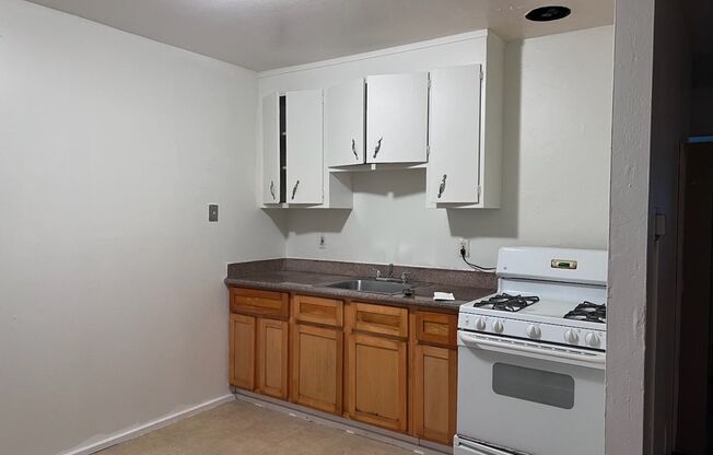 2 beds, 1 bath, $1,600, Unit 233-06A