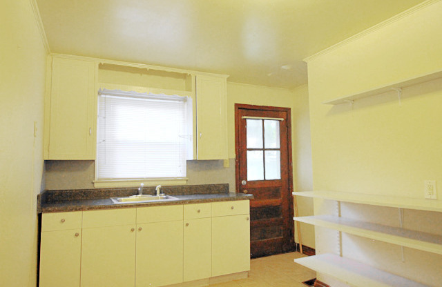 Cozy Duplex Apartment well located in Walltown in downtown Durham!