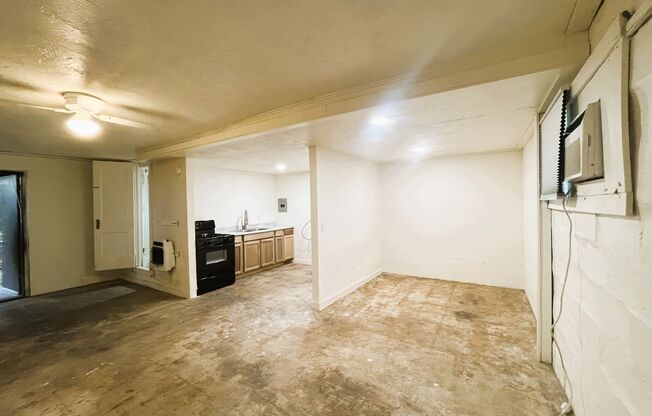 Studio, 1 bath, 500 sqft, $700, Unit 1211 nw 2nd -Down