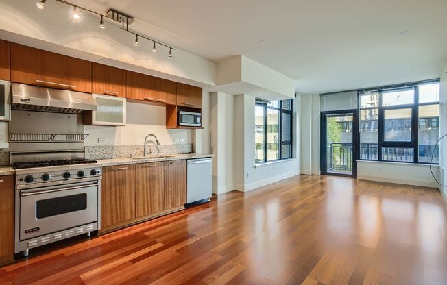 Gorgeous 2 Bed Unit @ The Gallery - Belltown Living at its Finest!