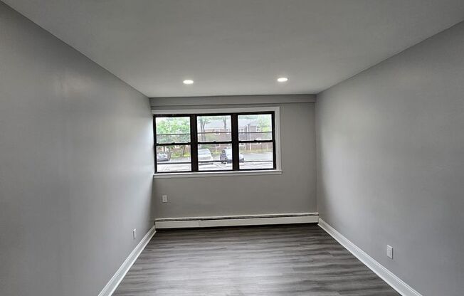 3 beds, 1 bath, $2,295, Unit Apt LD