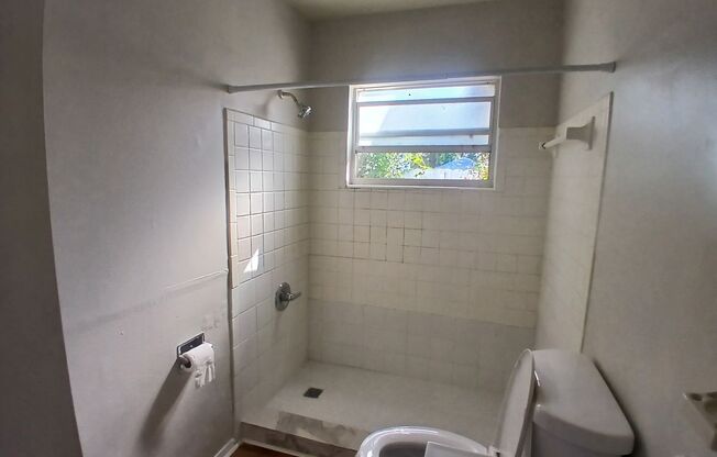 2/1 units, Multi fam unit in Tampa near local amenities