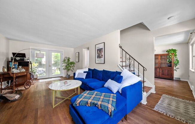 Stunning 3 bedroom home in Forest Hills available now!