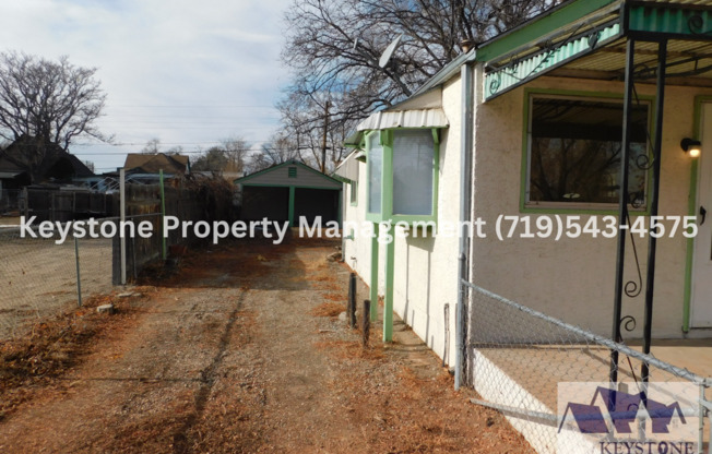 Cute House with 2 Bedrooms/1 Bathroom with Spacious Fenced Yard $975/$975