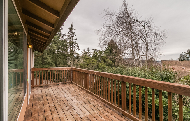 3-Bedroom, 2-Bath Duplex - Amazing Views of Southeast Eugene!!