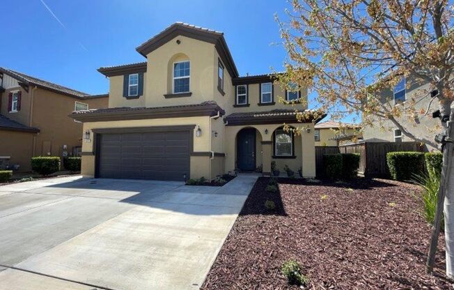 Gorgeous 4 Bed Located in Great Gated Community
