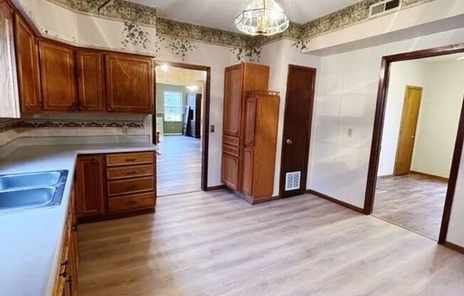 3 beds, 1 bath, $825