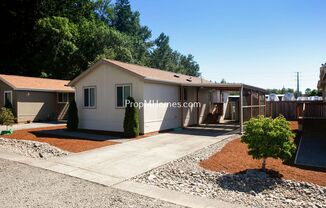 Two Bedroom Home In The Heart of Clackamas!