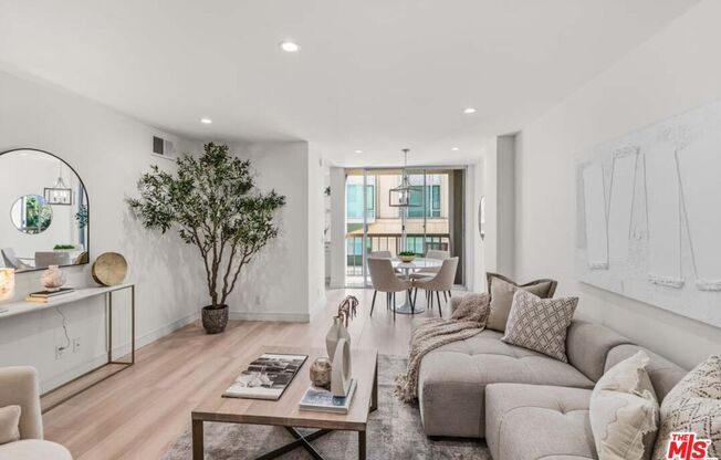 2 beds, 2 baths, 900 sqft, $4,000, Unit 806