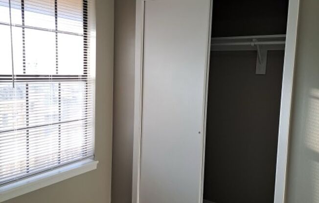 2 beds, 1 bath, 950 sqft, $875, Unit 6841-403