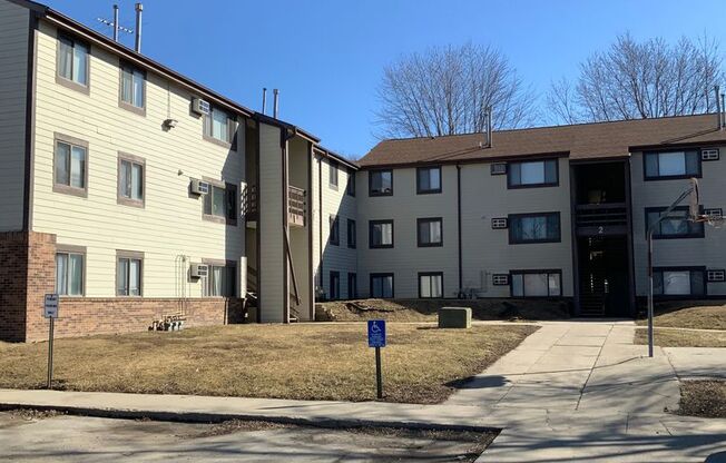 3 beds, 1 bath, 800 sqft, $750, Unit Unit 5C