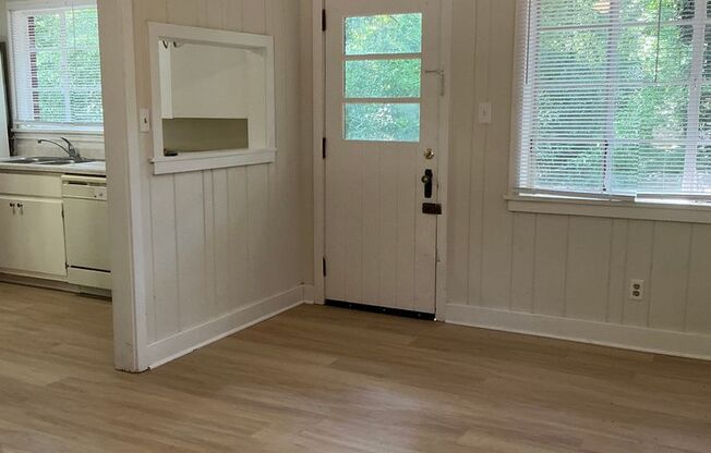 1 Bedroom/ 1 Bath Cottage off Prince Avenue! Available now!
