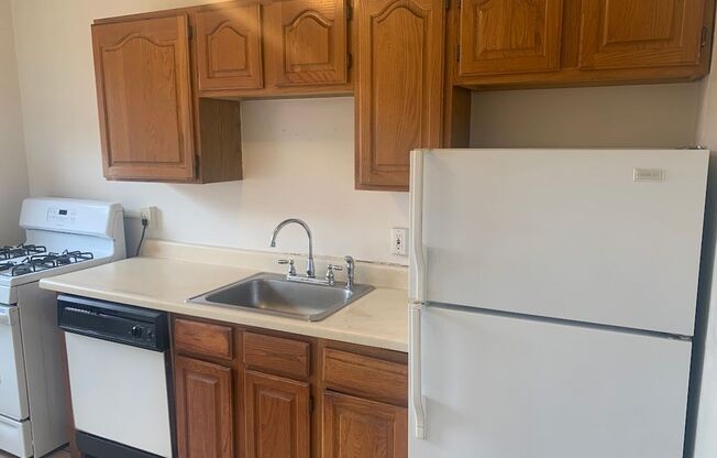 2 beds, 1 bath, $1,675, Unit C2