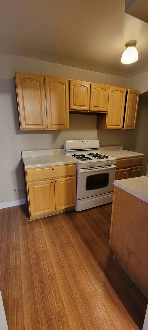 3 beds, 1 bath, $1,300