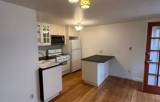Villa Camini - Updated & Vintage In U-District!