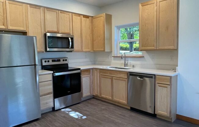 3 beds, 1 bath, $2,300, Unit 1200 #202