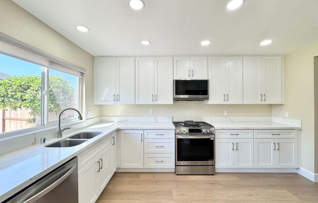 Beautifully Remodeled 3Bd/3Ba Home w/ Loft located in Lake Forest!