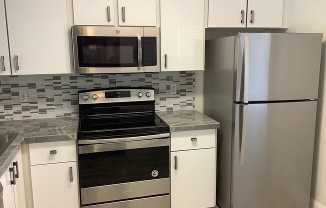2 beds, 2 baths, 950 sqft, $2,020, Unit 7000-205