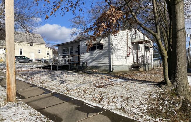 Cozy 2-Bedroom Home for Lease in Akron