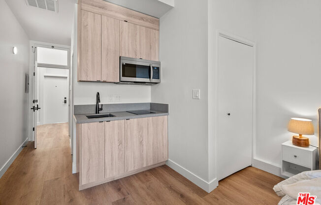 Studio, 1 bath, 300 sqft, $2,300, Unit A