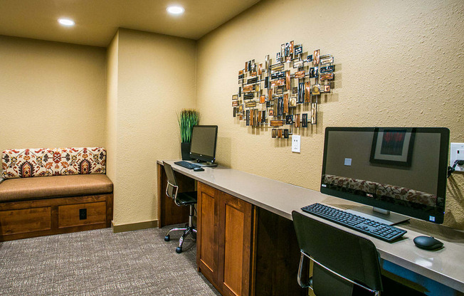 Apartments in Taylor Ranch NM with Resident Business Center and Computer Access