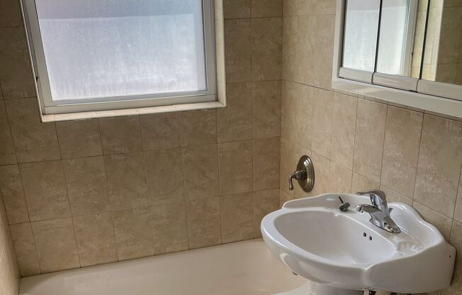 2 beds, 1 bath, 920 sqft, $2,150, Unit 2200-1