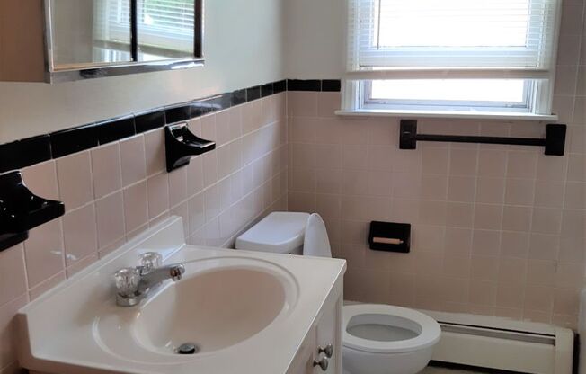 2 beds, 1 bath, 903 sqft, $1,290, Unit A-2