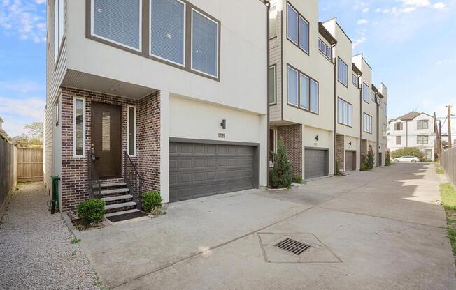 906 W 17 ST