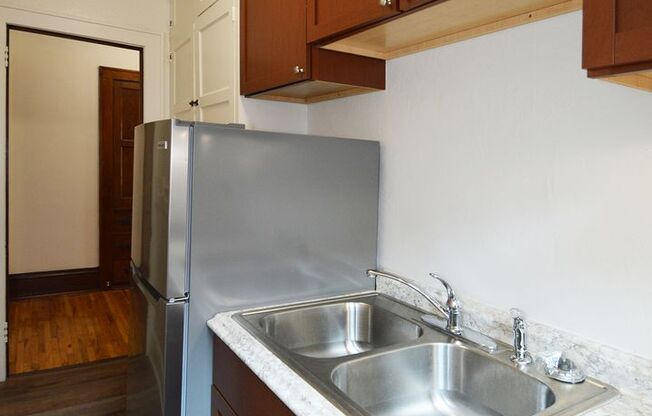 1 bed, 1 bath, 410 sqft, $905, Unit 11 - 38