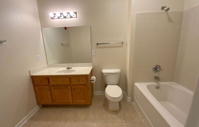 2 beds, 2 baths, $1,300, Unit 2104 Claridge Dr