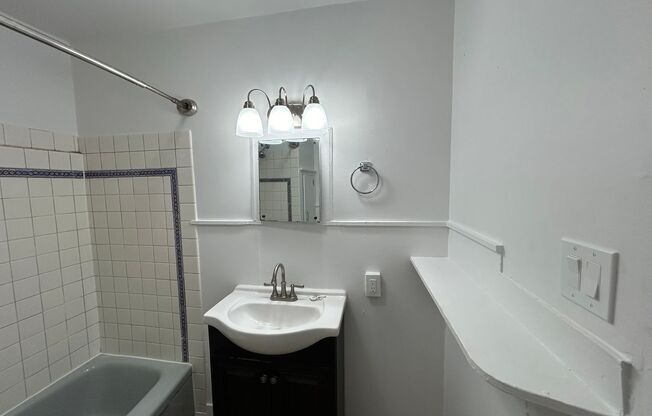 Studio, 1 bath, 400 sqft, $950, Unit Unit 10