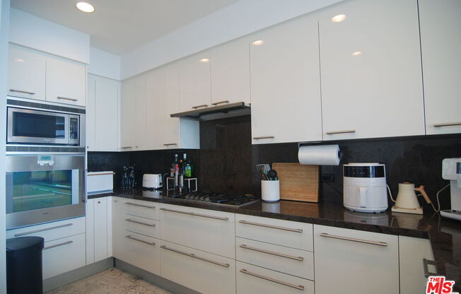 1 bed, 1.5 baths, 1,020 sqft, $5,500, Unit 31F