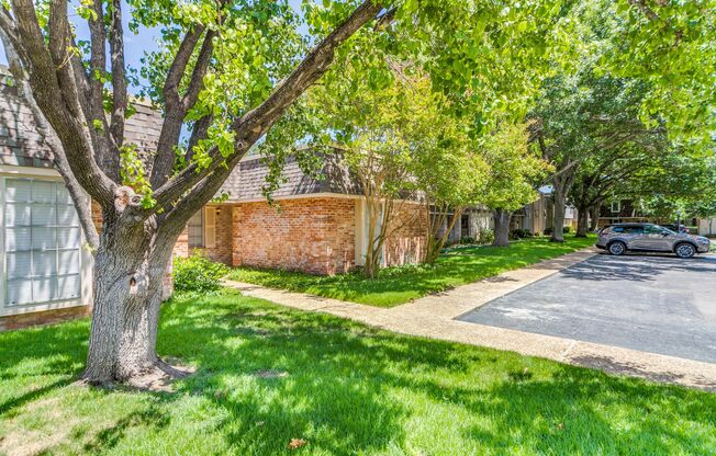 RENOVATED SINGLE-STORY ALAMO HEIGHTS CONDOMINIUM