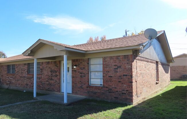 Charming 2 Bedroom, 1 Bath Duplex in Whitehouse ISD!