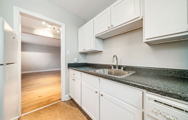 1 bed, 1 bath, 660 sqft, $920, Unit 551 Larose Street #10