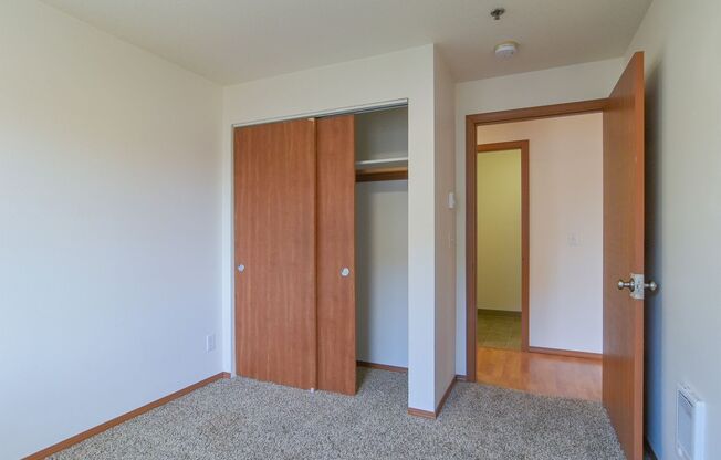 3 beds, 2 baths, $2,400, Unit 209