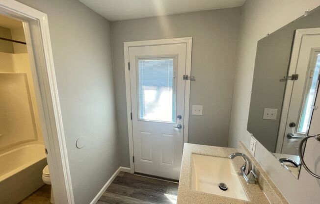2 beds, 1 bath, 725 sqft, $1,350, Unit Highw2010