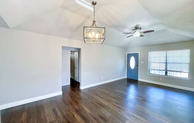 Charming Single-Story, 3Bed/2Bath Gem Minutes from Southtown