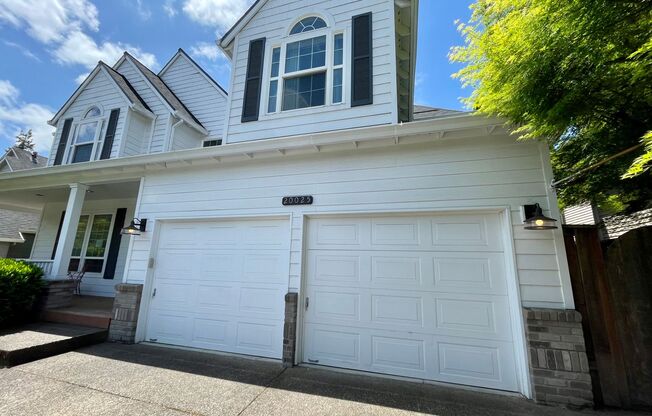 Tualatin 3 Bedroom  with Den + Bonus Room 2.5 Bath Home!  Close to Legacy Hospital.  Has A/C, Includes Lawncare!