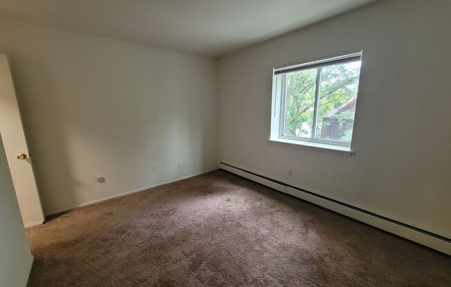 2 beds, 1 bath, $1,425, Unit 316