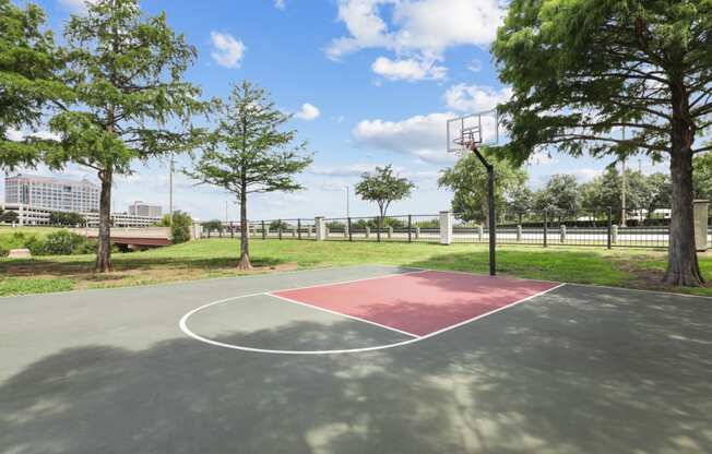 a basketball court at Jefferson Creek in Irving, TX