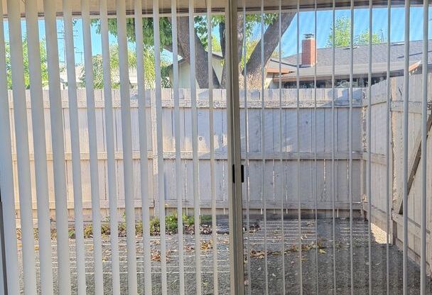 2 beds, 1 bath, 888 sqft, $1,725