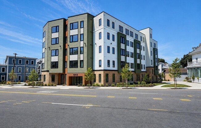 1305 HYDE PARK AVE